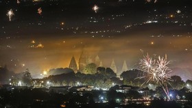 Warna-warni Kembang Api Tahun Baru di Langit Indonesia