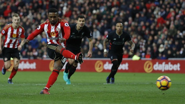 Babak pertama berlangsung menarik. Liverpool yang membutuhkan kemenangan untuk memangkas jarak dengan Chelsea, mendapat perlawanan sengit dari Sunderland.
