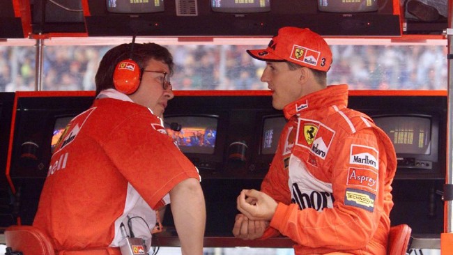 Terdapat tiga orang di kalangan Formula 1 yang memiliki akses menengok Michael Schumacher.