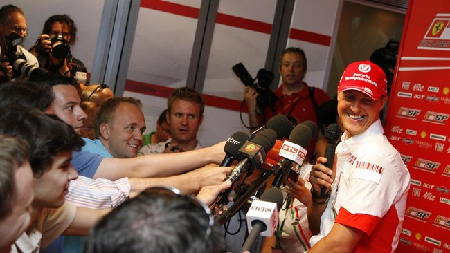 Mantan rekan setim Michael Schumacher, Johnny Herbert, mendapat kabar legenda F1 itu sudah makan di meja makan.