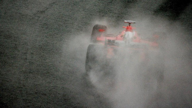 Kepiawaian Michael Schumacher dalam mengendalikan kemudi ketika membalap di lintasan basah membuatnya dijuluki Regenmeister, atau Si Tuan Lintasan Basah.