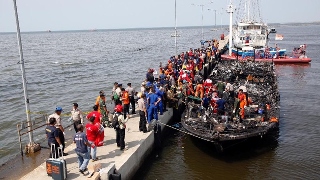 Nakhoda KM Zahro Ekspress, M Nali menjadi tersangka karena lalai dalam menjalankan tugas. Dia memberangkatkan kapal dengan kondisi penumpang melebihi kapasitas.