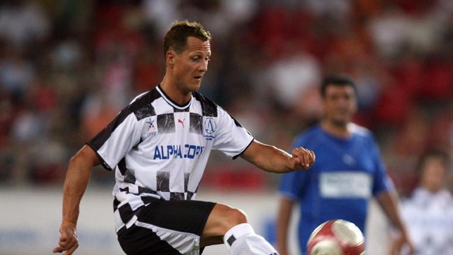 Sepak Bola, 'Cinta' Kedua Michael Schumacher Dua pemain tim nasional Jerman membuat Michael Schumacher kecil kepincut dengan sepak bola -- hobi yang tak pernah hilang hingga saat ini.