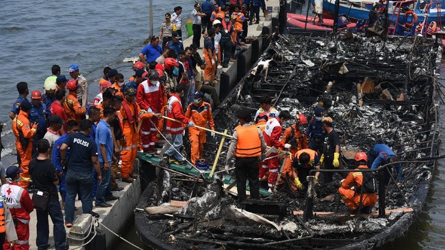 Polisi mendapatkan keterangan dari penumpang KM Zahro Express yang selamat kalau nakhoda melompat paling akhir dari kapal tersebut.