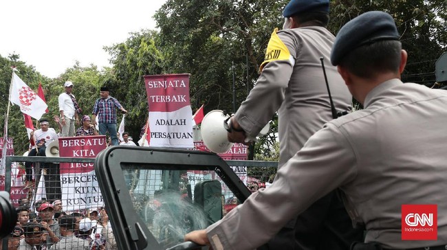 Situasi di luar gedung sidang sampai saat ini masih kondusif. Kepolisian mengimbau massa pro dan kontra Ahok untuk tidak saling melakukan provokasi.
