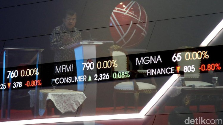 Wakil Presiden Jusuf Kalla (JK) membuka perdagangan saham 2017 Bursa Efek Indonesia (BEI) di Jakarta, Selasa (2/1/2017). Turut hadir Menteri Keuangan Sri Mulyani, Ketua Dewan Komisioner Otoritas Jasa Keuangan (OJK) Muliaman Hadad, Kepala Eksekutif Pengawas Pasar Modal Nurhaida, Gubernur Bank Indonesia Agus Martowardojo, dan  Direktur Utama PT Bursa Efek Indonesia Tito Sulistio.