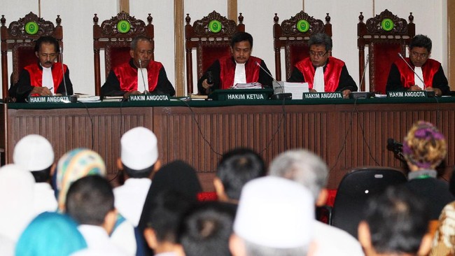 Semua tergantung pemeriksaan saksi dari JPU. Pihak Pengadilan Negeri Jakarta Utara yang menyidangkan Ahok berharap tidak sampai tengah malam.