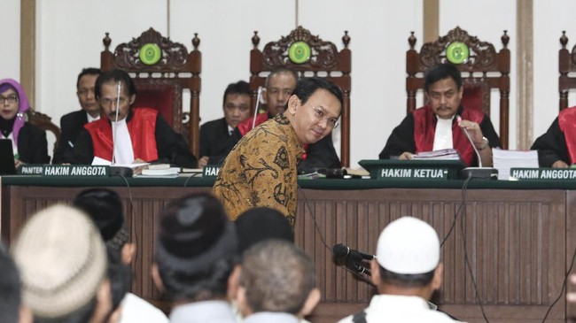 Komisi Yudisial (KY) mempertanyakan putusan hakim yang melarang petugas lembaga itu untuk merekam proses persidangan kasus Ahok.