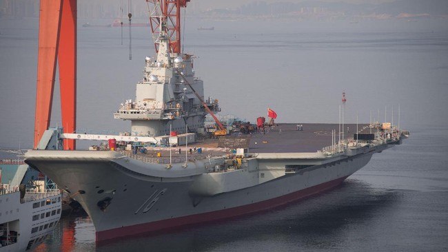 Taipei mengerahkan kapal perang dan pesawat intai untuk mengawasi pergerakan kapal induk buatan China yang dilaporkan berlayar di Selat Taiwan.