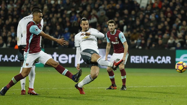 Manchester United meraih kemenangan keenam beruntun di Liga Primer setelah menaklukkan West Ham United 2-0 di Stadion Olimpiade London, Senin (2/1).