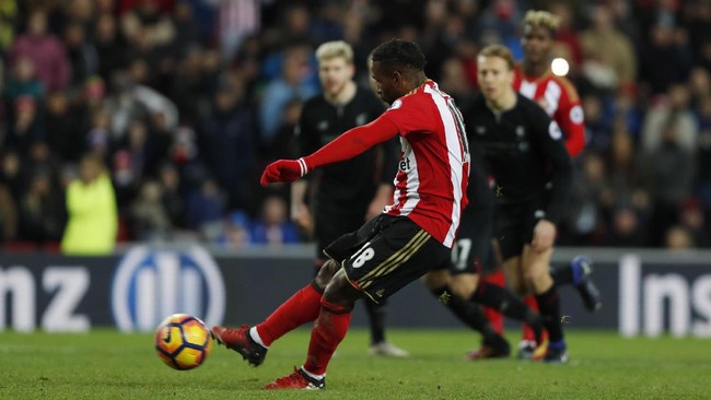 Liverpool hanya mampu mendulang satu poin setelah bermain imbang 2-2 melawan Sunderland pada lanjutan Liga Primer Inggris di Stadion Light, Senin (2/1).