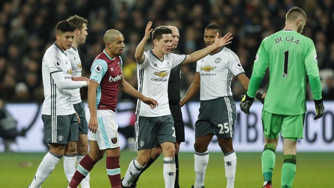 Manchester United gagal mencetak gol ke gawang West Ham United meski unggul jumlah pemain hingga jeda babak pertama lanjutan Liga Primer Inggris.