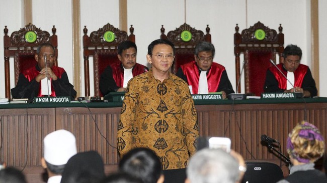 Sekitar pukul 08.07 WIB Ahok tiba di gedung Auditorium Kementan dengan menaiki kendaraan beriringan dari rumahnya di Jakarta Utara.