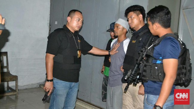 Pimpinan Jamaah Ansharut Tauhid (JAT) Karanganyar ditangkap karena melakukan sweeping disertai penganiayaan di sebuah restoran milik anggota DPRD.