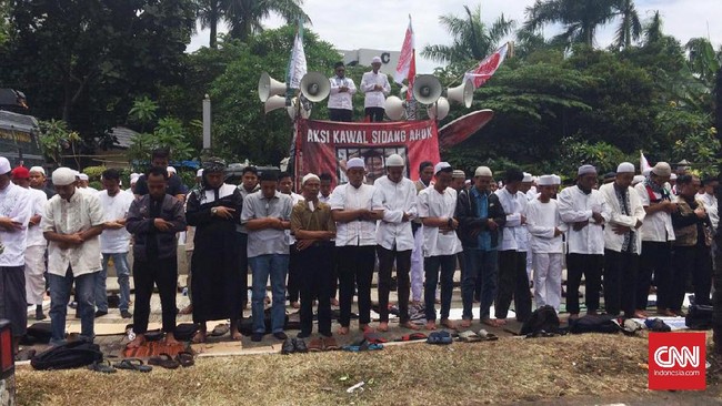 Salat berjamaah di jalan raya mendapat pengawalan ketat pihak kepolisian. Petugas penjaga jalur bus TransJakarta juga mengalihkan bus keluar dari jalurnya.