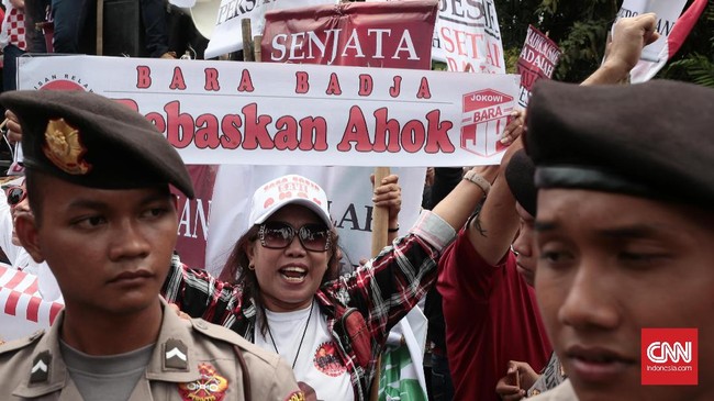 Tim kuasa hukum Ahok mempertanyakan kesesuaian data antara laporan dengan berita acara pemeriksaan (BAP) para saksi pelapor.