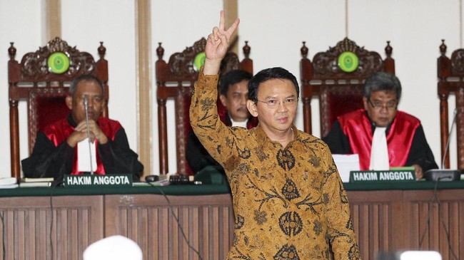 Hakim melarang media menayangkan siaran Ahok secara langsung atau live dengan alasan untuk menghindari saling mempengaruhi keterangan saksi.