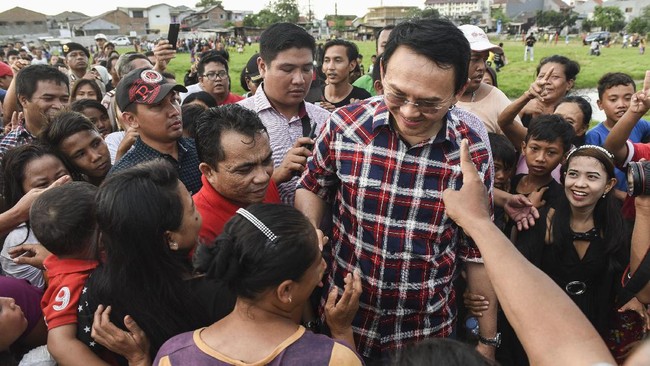 Perubahan strategi dan penajaman program menjadi aksi kandidat gubernur DKI Jakarta menjelang masa tenang dan pencoblosan pada Februari kelak.