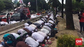 Massa Anti-Ahok Gelar Salat Berjemaah di Jalur TransJakarta