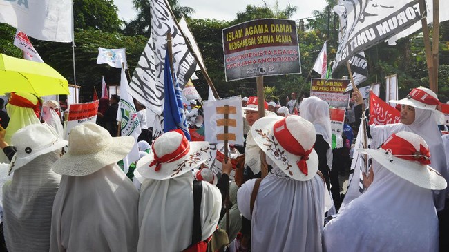 Jika tak membubarkan diri pada pukul 18.00 WIB, polisi akan melakukan pembubaran paksa terhadap massa yang berkumpul di Gedung Kementerian Pertanian.