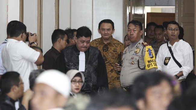 Sekitar 20 orang saksi dan enam ahli akan dihadirkan di muka sidang untuk memberikan keterangan dalam perkara penistaan agama dengan terdakwa Ahok.