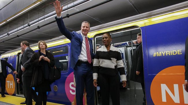 Tiga stasiun kereta bawah tanah baru diresmikan di New York. Masyarakat pun bersuka cita menyambutnya, karena masih bebas dari kepungan tikus.