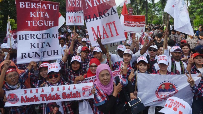 Selain menyerukan pembubaran ormas FPI, massa pendukung Basuki Tjahaja Purnama juga menyampaikan dukungan pembebasan Ahok.