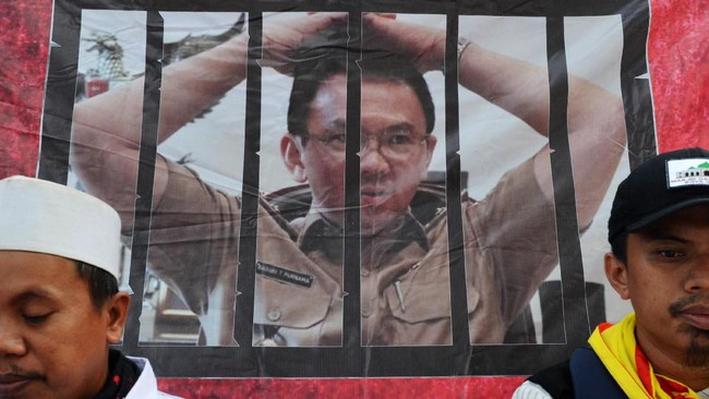 Ahok dalam eksepsinya menyebut surat Al-Maidah ayat 51 digunakan untuk menyindir politikus busuk. Muchsin meminta Ahok menyebut siapa politikus tersebut. 