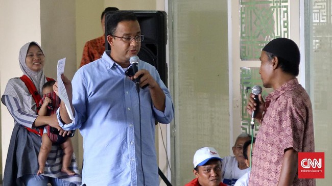 Peristiwa terjadi saat Anies berdialog dengan warga Rusunawa Jatinegara Barat. Saat dialog, Warji mengadukan persoalannya tinggal di rusun.