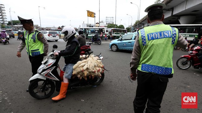 Seorang polisi ditusuk pria tak dikenal saat mengatur arus lalu lintas Lebaran 2019 lewat Operasi Ketupat.