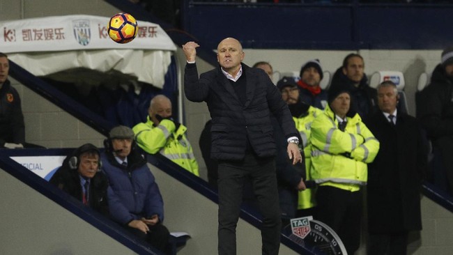 Mike Phelan menjadi manajer kedua yang terdepak dari klub di Liga Primer Inggris musim ini. Ia dipecat Hull City setelah sempat terjadi perdebatan.