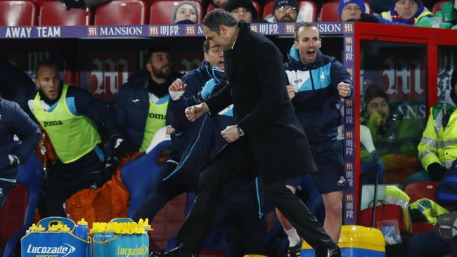 Semula Paul Clement dijadwalkan hanya memantau permainan Swansea dari tribun penonton. Namun, Clement memutuskan turun ke pinggir lapangan di babak kedua.