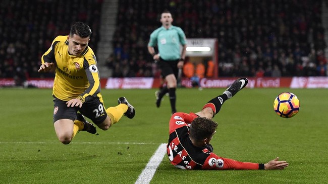 Arsene Wenger menganggap wasit Michael Oliver melakukan dua keputusan yang buruk ketika Arsenal ditahan imbang Bournemouth 3-3.