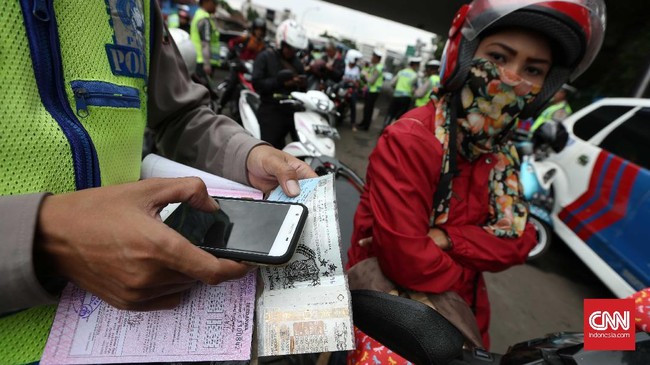 Pakar keselamatan berkendara menjelaskan setut motor berbahaya, keahlian melakukan hal itu disamakan dengan kemampuan akrobatik.