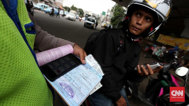 Pelaku setut atau cara mendorong motor lain yang sedang mogok dikatakan kepolisian tidak akan ditilang.