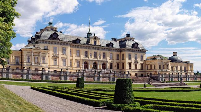 Istana Drottningholm, yang masuk dalam daftar situs bersejarah UNESCO, telah dibangun sejak abad ke-16. Sang ratu menyebut kalau rumahnya berhantu.