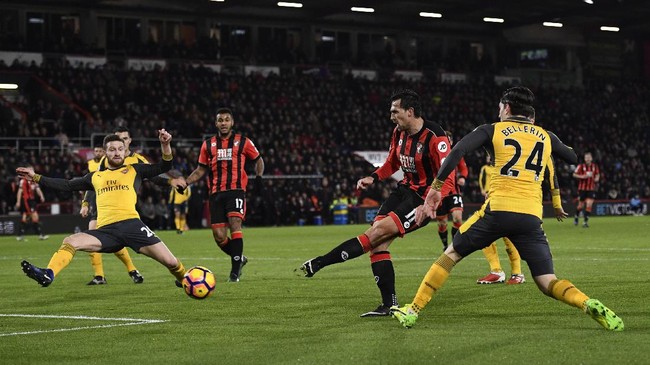 Arsenal tertinggal 0-2 dari Bournemouth hingga jeda babak pertama lanjutan Liga Primer Inggris di Stadion Vitaly, Selasa (3/1) malam waktu setempat.