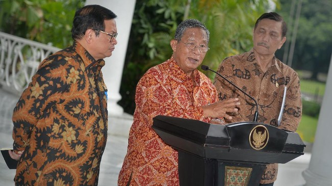 Menko Perekonomian Darmin Nasution menyebut pemerintah bisa mencabut izin tanah yang dibiarkan menganggur oleh pemiliknya.