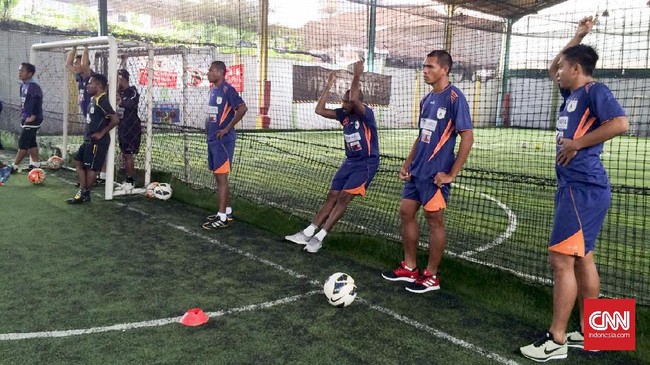Iming-iming uang tambahan jadi pelecut pemain saat melakoni laga tanding pada sesi latihan di Lapangan De Futsal Kuningan, Jakarta, Kamis (5/1) pagi.