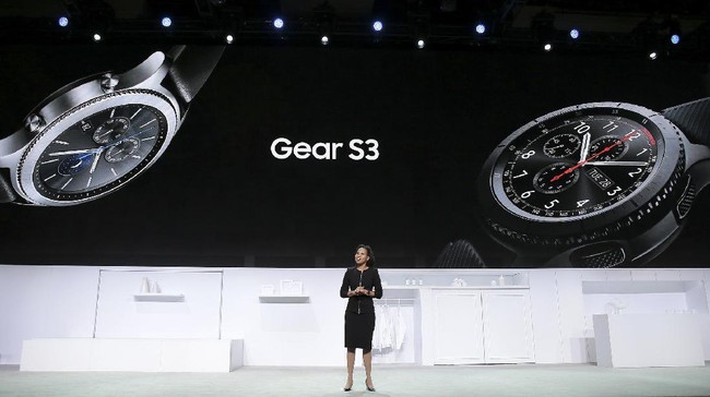 Salah satu peningkatan Samsung Gear S3 yang paling signifikan yakni ketersediaan jaringan LTE untuk menjawab telepon dan mengirim pesan dari jam tangan.