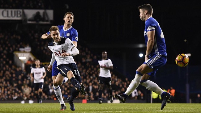 Tottenham Hotspur unggul 1-0 atas Chelsea hingga jeda babak pertama pertandingan Liga Primer Inggris di Stadion White Hart Lane.