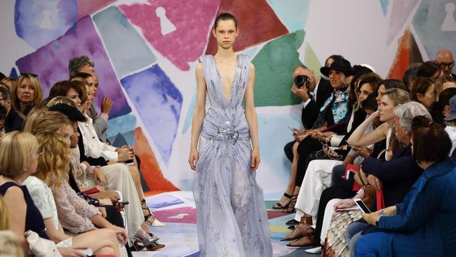 Rumah mode Schiaparelli ditahbiskan masuk dalam keanggotaan French Haute Couture. Koleksi pertamanya akan ditampilkan 23 Januari di Paris Couture Week.