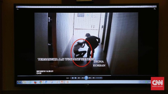 Polda Metro Jaya mempublikasikan rekaman CCTV yang menunjukkan detik-detik perampokan di Pulomas. Tersangka Yus Pane turut dihadirkan pada sesi itu.