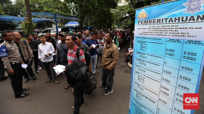 Pengaruh kenaikan tarif STNK pada laju inflasi mungkin baru terasa setelah satu atau dua bulan setelah aturan tersebut resmi diterapkan.