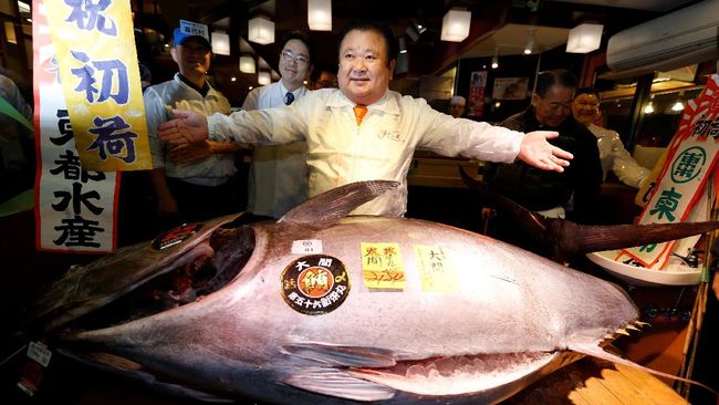 Ikan tuna yang dimaksud berjenis bluefin seberat 212 kilogram yang dimenangkan dalam lelang tahun baru di Pasar Ikan Tsukiji, Tokyo, Jepang.