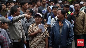 Pemburu STNK Mengular di Kantor Samsat Akibat Beleid Jokowi