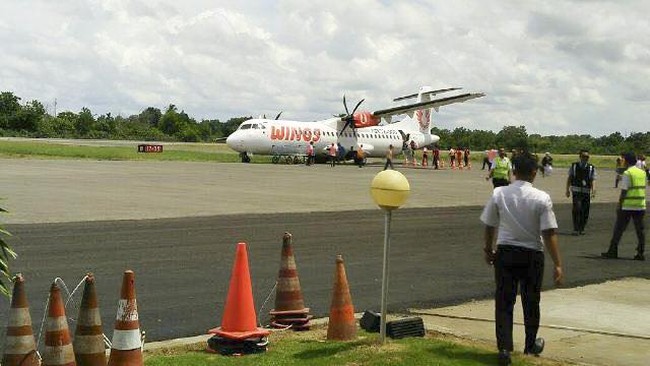 Seorang penumpang WingsAir diamankan di Bandara Internasional Minangkabau, Padang, Sumatera Barat karena bercanda membawa bom.
