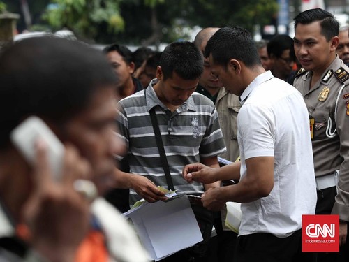 Ribuan orang menyerbu Sistem Administrasi Manunggal Satu Atap (Samsat) Polda Metro Jaya, Jakarta, Kamis, 5 Januari 2017. Para pemillik kendaraan mengantre menjelang penetapan tarif baru STNK dan BPKB. CNN Indonesia/Safir Makki