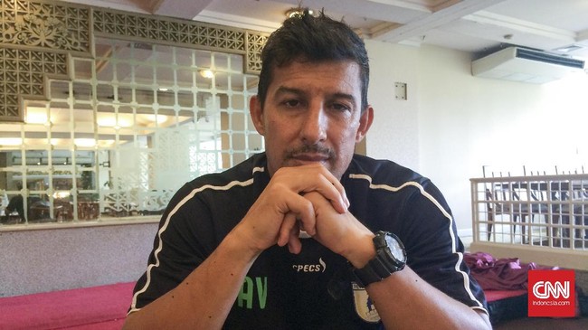 Persipura mengakui lisensi kepelatihan Angel Alfredo Vera masih setara B-AFC dan bisa terganjal regulasi kompetisi musim depan.