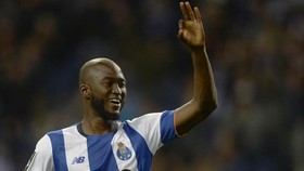 Ditabrak Wasit, Pemain Porto Justru Dapat Kartu Merah